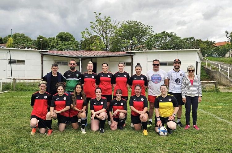 L'équipe féminine senior de l'AS Monferran-Savès entourée de leurs dirigeants